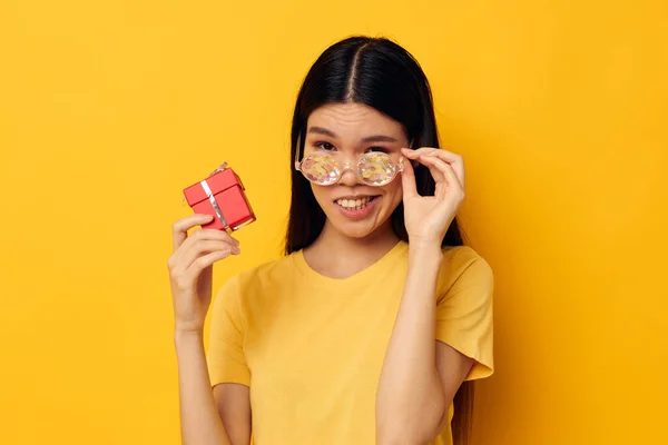 Asyalı bir kadın elmas gözlük takıyor. Küçük hediye kutusu. Yaşam tarzı değişmemiş. — Stok fotoğraf