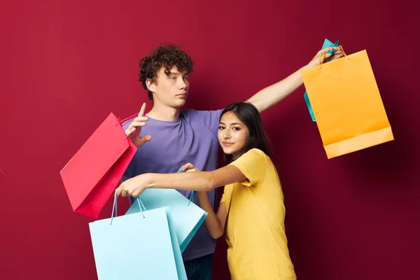 Schattig jong paar kleurrijke tassen winkelen plezier Lifestyle ongewijzigd — Stockfoto