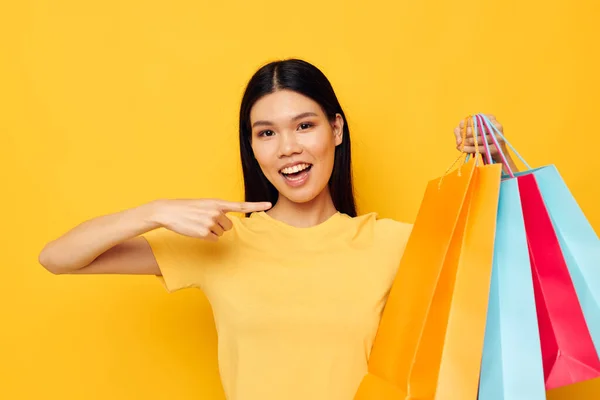 Vrouw mode winkelen poseren geïsoleerde achtergrond ongewijzigd — Stockfoto