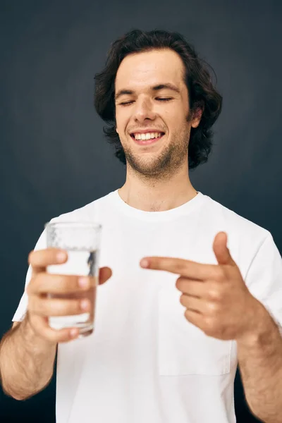 Hombre guapo transparente vaso de agua salud estilo de vida inalterado — Foto de Stock