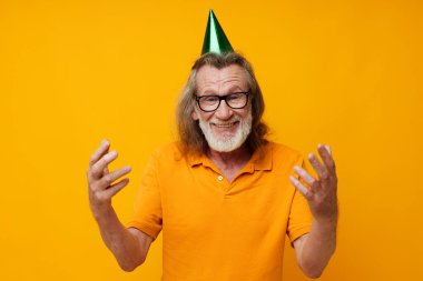 Yaşlı adam kafasında yeşil başlık takıyor. Tatil duyguları, tek renkli fotoğraf.