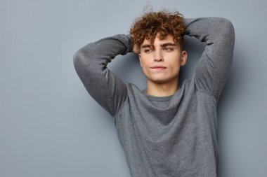 Yakışıklı adam şık giyiniyor. Model. Yaşam tarzı değişmemiş.