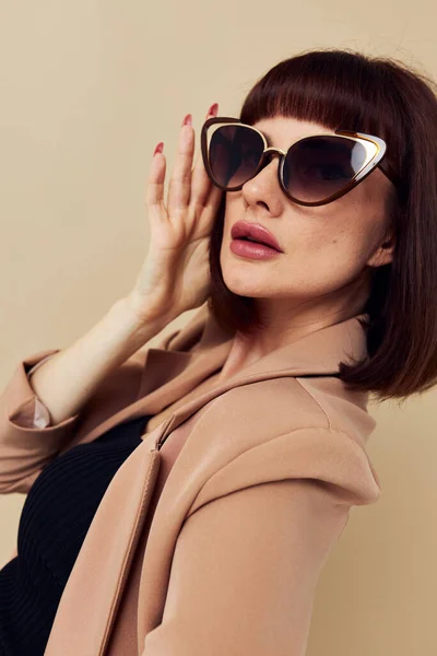 Photo pretty woman Charm red nails model luxury sunglasses light background — Zdjęcie stockowe
