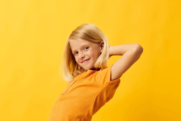 Klein meisje blond rechte haar poseren glimlach leuk kleur achtergrond ongewijzigd — Stockfoto