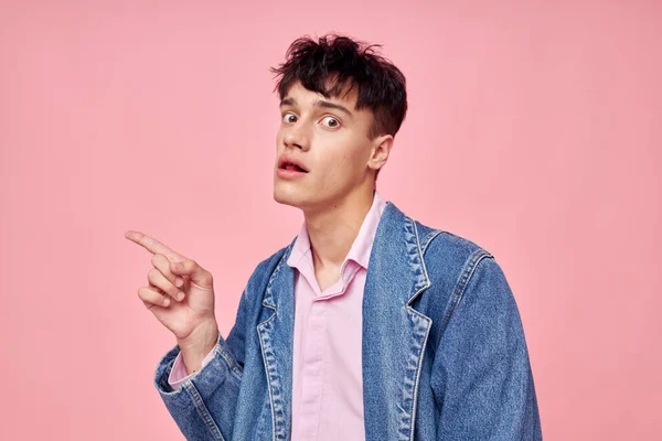 Foto de romántico joven novio confianza en sí mismo ropa de moda estudio rosa fondo inalterado — Foto de Stock