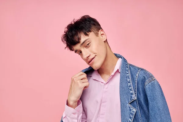 Pěkný muž sebevědomí módní oblečení studio růžové pozadí beze změny — Stock fotografie