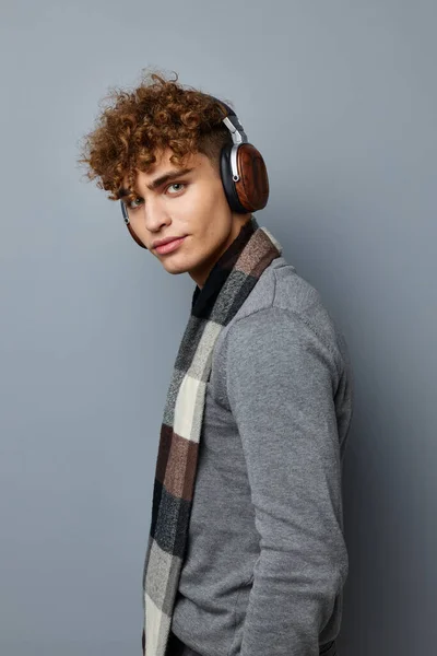 Chico guapo bufanda a cuadros auriculares inalámbricos tecnología aislado fondo — Foto de Stock