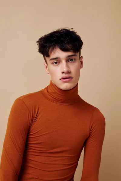 Młody mężczyzna modne ubrania pozowanie studio nowoczesny styl odizolowane tło bez zmian — Zdjęcie stockowe