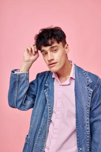 Stilig kille mode frisyr poserar kläder denim jacka modern stil rosa bakgrund oförändrad — Stockfoto