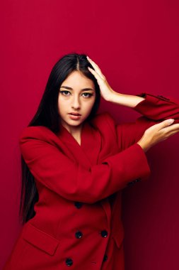 Güzel bir kadının portresi çekici görünüyor. Göz alıcı kozmetik moda, izole edilmiş arka plan değiştirilmemiş.