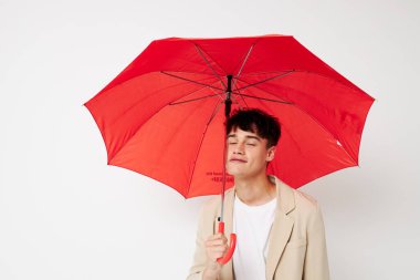 Yakışıklı adam el ele yağmur koruması modern tarz izole edilmiş arka plan değiştirilmemiş