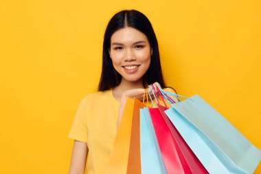 El alışverişinde paketleri olan Asyalı güzel bir kadın portresi değiştirilmemiş.