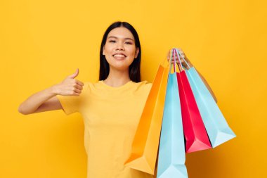 Çekici genç Asyalı kadın moda alışverişi.