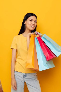 Çekici genç Asyalı kadın moda alışverişi.