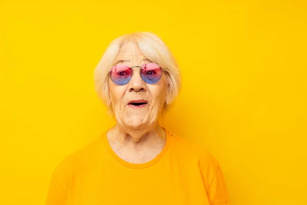 Anciana en gafas de moda fondo aislado — Foto de Stock