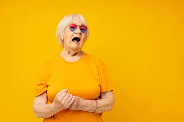 Foto de anciana jubilada en gafas de moda fondo aislado — Foto de Stock