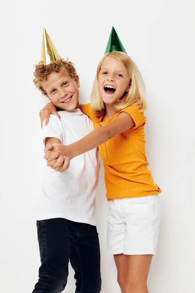 Niños pequeños en gorras multicolores cumpleaños fiesta emoción estilo de vida inalterado —  Fotos de Stock