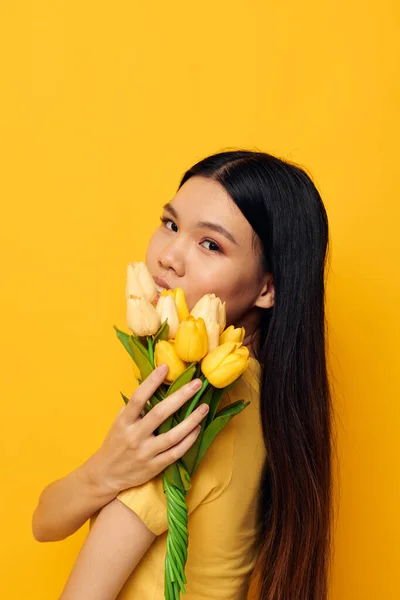 Charmig ung asiatisk kvinna bukett med blommor i händerna våren kul poserar isolerad bakgrund oförändrad — Stockfoto