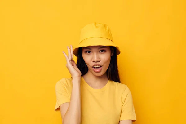 Vacker brunett bär en gul hatt poserar känslor studio modell oförändrad — Stockfoto