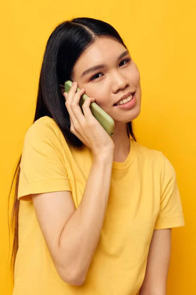 Жінка азіатського походження розмовляла по телефону технологія "Монохром". — стокове фото