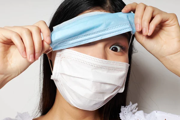 Портрет азиатской красивой молодой женщины две медицинские маски на голове защиты студийной модели без изменений — стоковое фото