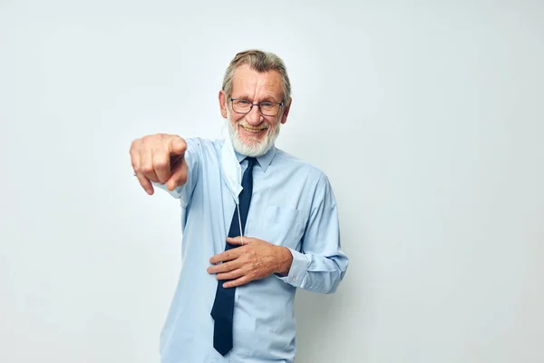 Homme âgé aux cheveux gris en chemise avec cravate masque médical sécurité fond isolé — Photo