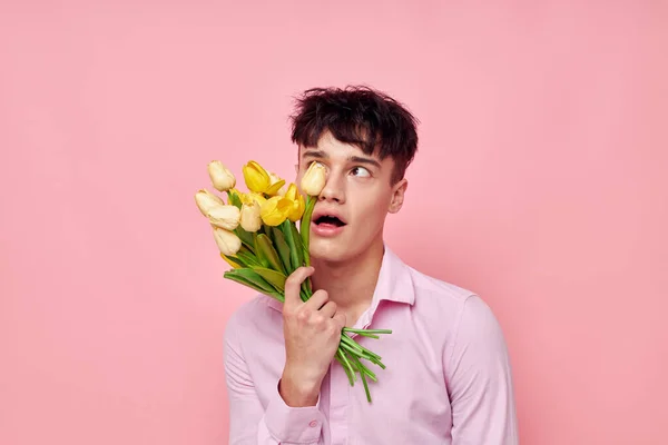若い男の肖像黄色の花の花束ロマンスポーズファッションモデルスタジオ — ストック写真