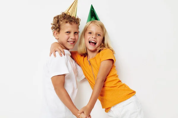 Cute dzieci w przedszkolu wielobarwne czapki urodziny wakacje emocje styl życia niezmieniony — Zdjęcie stockowe