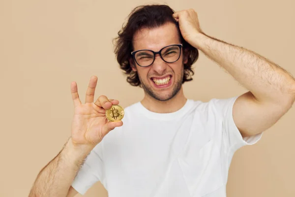 Homme joyeux avec des lunettes Bitcoin d'or dans les mains Lifestyle inchangé — Photo