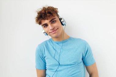 Mavi tişörtlü çekici adam kulaklık modası değiştirilmemiş.