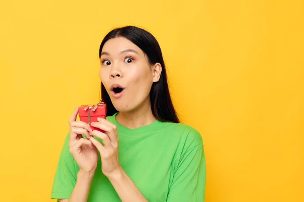 Donna scatola regalo rosso felice compleanno isolato sfondo inalterato — Foto Stock