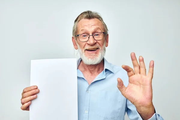 Портрет пожилого человека с листом бумажного копировального пространства, изображающего обрезанный вид — стоковое фото