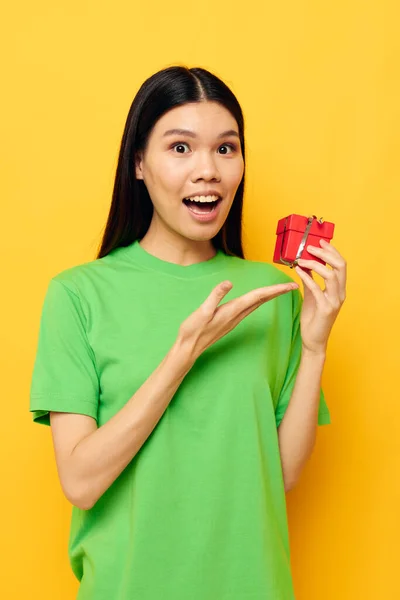 Okouzlující mladá asijská žena s malým dárkem box dovolená izolované pozadí beze změny — Stock fotografie