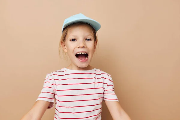 Porträt glücklich lächelndes Kind Mädchen posiert Babykleidung Spaß Lifestyle unverändert — Stockfoto