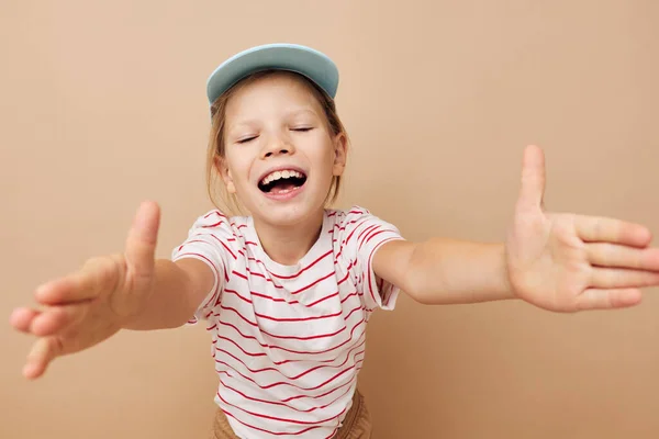 Bonito menina no azul bonés listrado t-shirt emoções isolado fundo — Fotografia de Stock