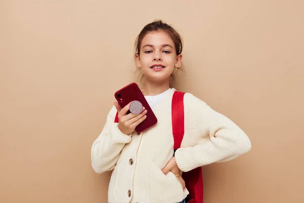 Fille mignonne avec téléphone posant sac à dos rouge Lifestyle inchangé — Photo