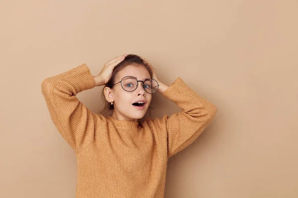 Vacker ung flicka med glasögon känslor gest händer isolerad bakgrund — Stockfoto