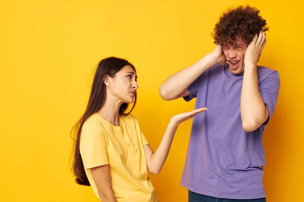 Portrait d'un homme et d'une femme Amitié posant fun studio fond jaune inchangé — Photo