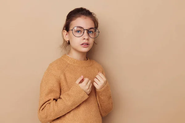 Söt flicka med glasögon känslor gest händer barndom oförändrad — Stockfoto