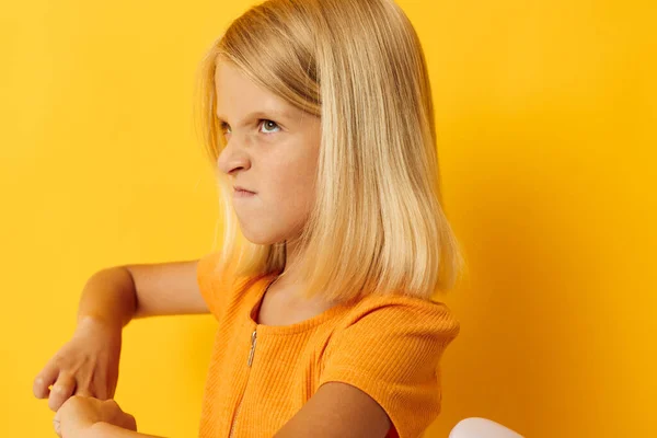 Klein meisje kammen blond haar ontevredenheid — Stockfoto