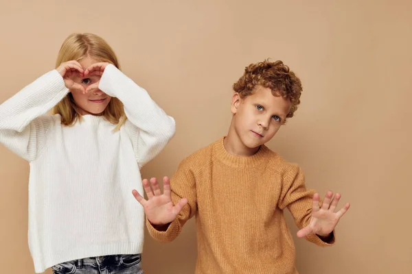 Lindos niños con estilo de pie junto a posar emociones fondo aislado — Foto de Stock