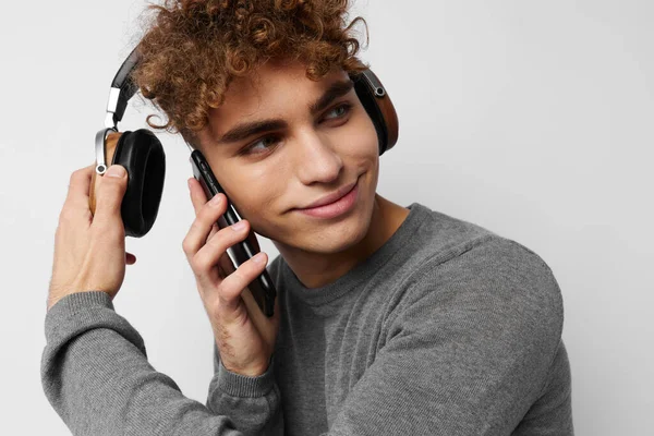 Atraente homem fone de ouvido tecnologia de música Estilo de vida inalterado — Fotografia de Stock