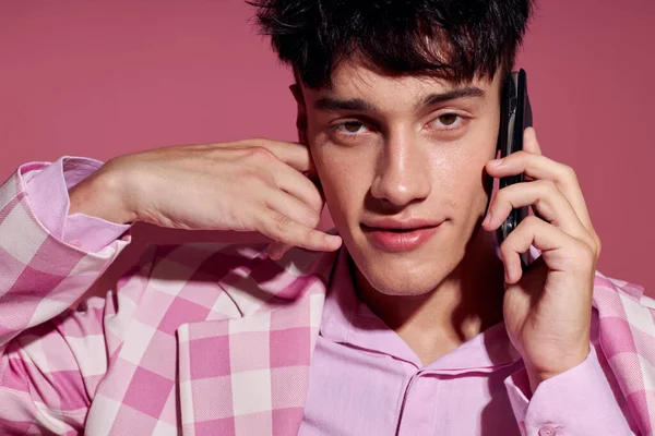 Foto de romántico joven novio a cuadros chaqueta de moda de estilo moderno hablando por teléfono Estilo de vida inalterado — Foto de Stock