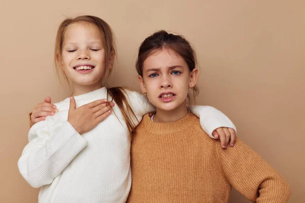 Две улыбающиеся девочки дружат друг с другом детская жизнь — стоковое фото