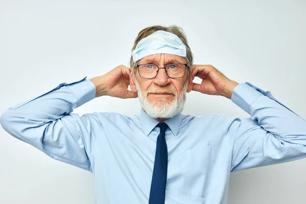 Starší šedovlasý muž zdravotní bezpečnostní maska zdraví izolované pozadí — Stock fotografie