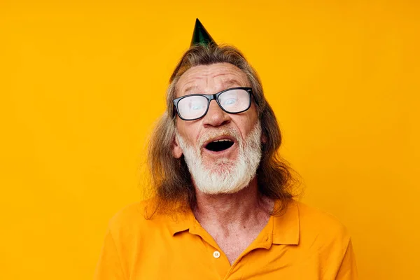 Porträtt av glad senior man kul födelsedag mössa på huvudet isolerad bakgrund — Stockfoto