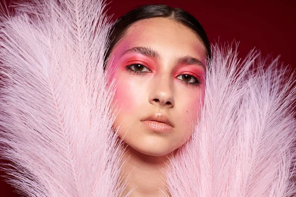 Fashionabla kvinna ljus makeup poserar mode känslor fjäder dekoration isolerad bakgrund oförändrad — Stockfoto