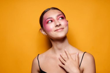 Seksi esmer kadın. Parlak makyajlı. Siyah formalı.