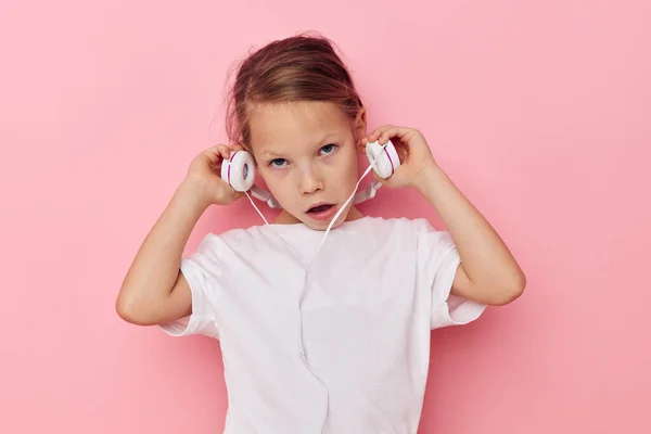 Jolie jeune fille sourire posant casque isolé fond — Photo