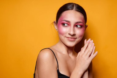 Genç ve güzel bir kadın. Parlak makyaj. Moda duyguları.